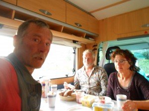 Samen hapje en kop koffie in camper